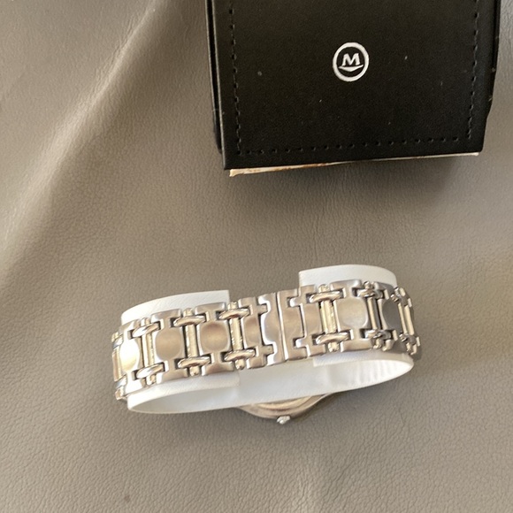 BNWT Movado folio unisex watch - needs battery - Picture 2 of 12